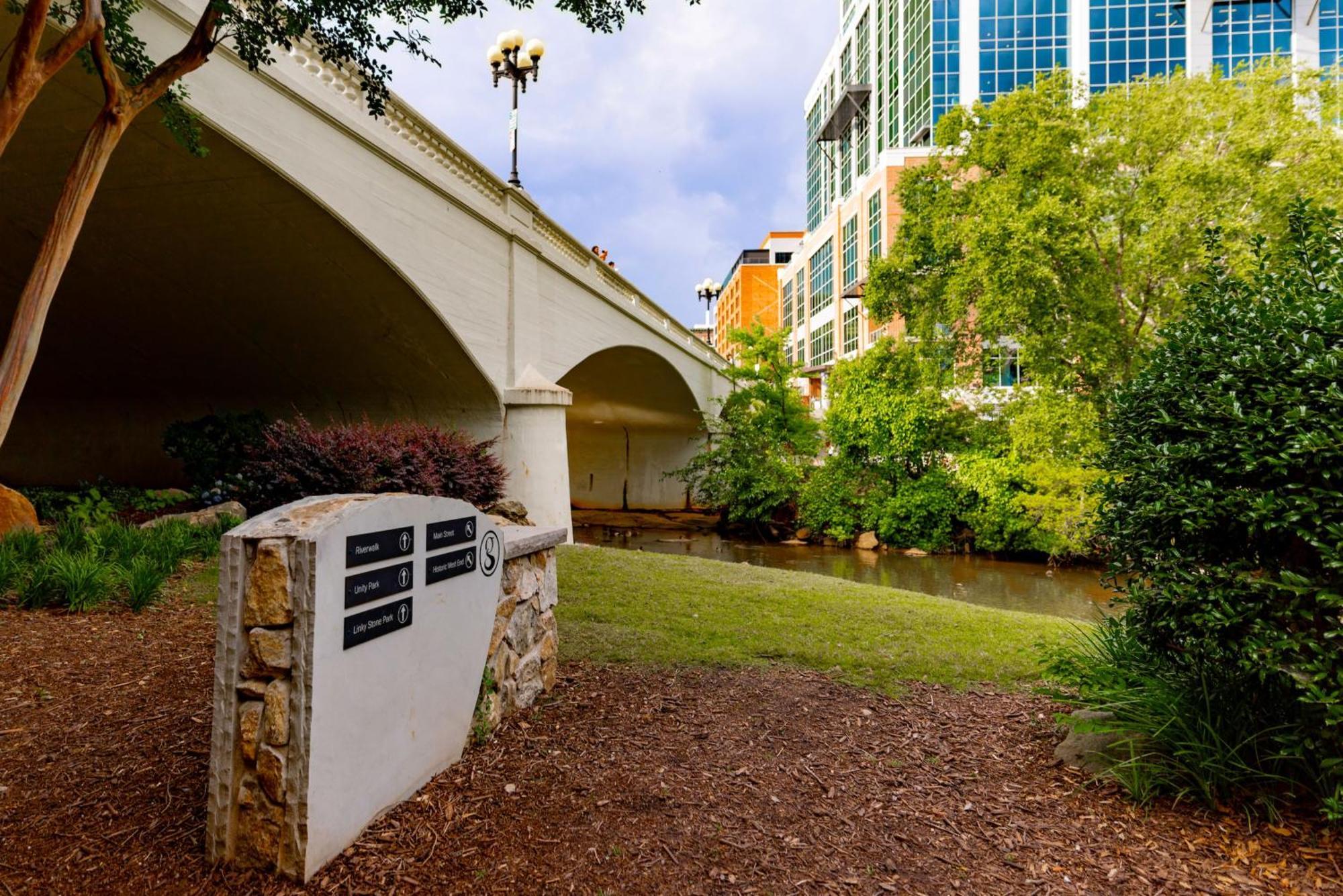 Hilton Greenville Exterior foto
